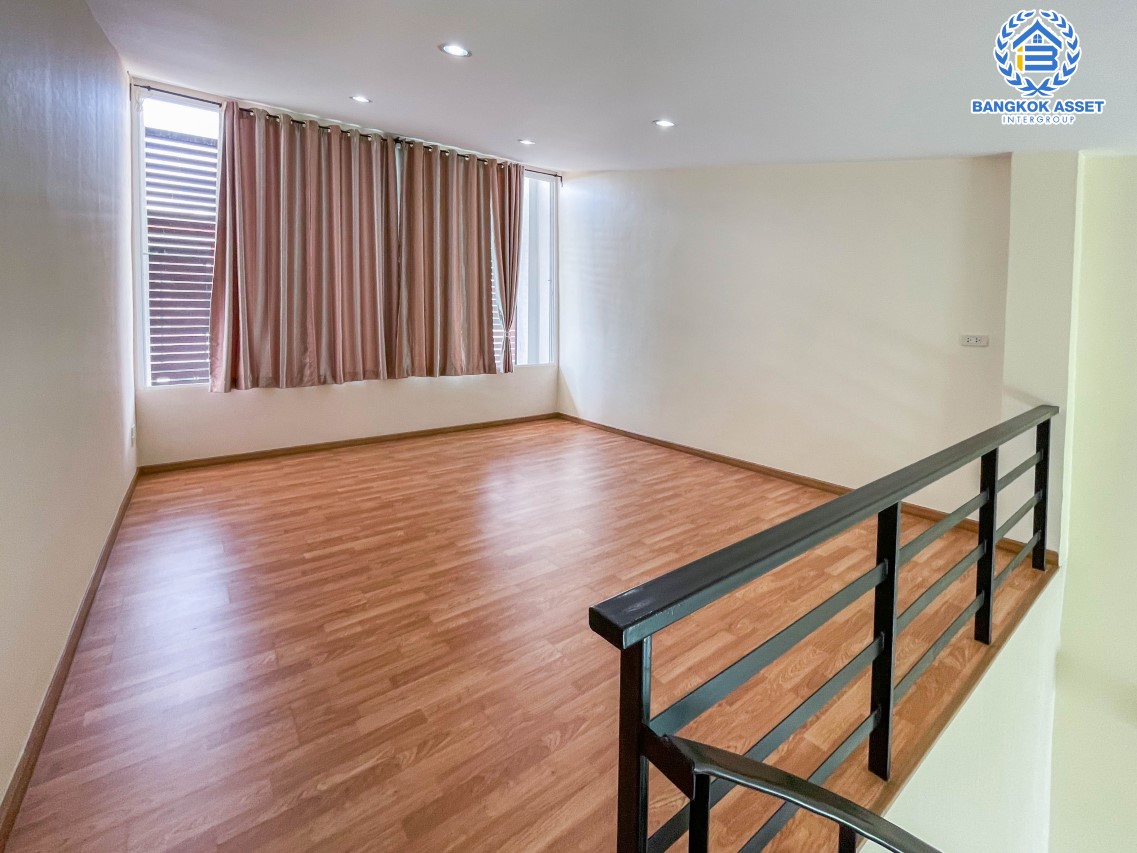 ทาวน์เฮ้าส์มือสอง ม.ดิ แอททิค2 แจ้งวัฒนะ เนื้อที่กว้าง 21 ตร.ว. ฟังก์ชัน 3 ห้องนอน 3 ห้องน้ำ 1 ที่จอดรถ บ้านสภาพสวย ด้านข้างมีพื้นที่ สิ่งอำนวยความสะดวกครบครัน พร้อมอยู่ บนทำเลเดินทางง่าย เชื่อมต่อ ถ.แจ้งวัฒนะ, ถ.ติวานนท์ ใกล้รถไฟฟ้าสายสีชมพู "สถานีห้าแยกปากเกร็ด" และทางด่วน "ศรีรัช(ด่านแจ้งวัฒนะ)"